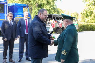 Олег Мельниченко передал ключи от новых машин представителям лесной отрасли
