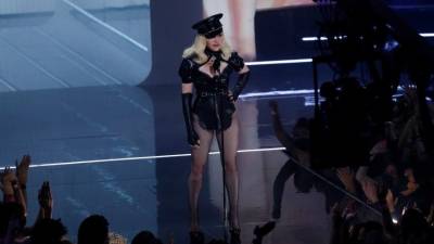 Мадонну раскритиковали за появление в костюме порнозвезды на вручении премии