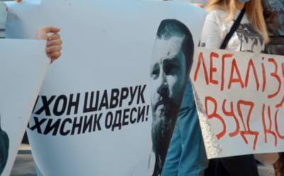 Под управлением Национальной полиции в Одессе украинцы выступили в поддержку представителя Нацкорпуса