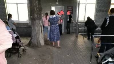Очередь к педиатру в детской поликлинике Воронежа растянулась до улицы