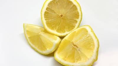 Врач рассказал, чем грозит чрезмерное употребление лимона в сезон простуд