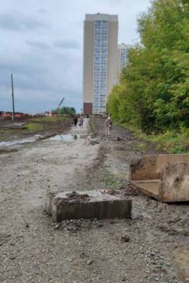 «Утопают в грязи»: кемеровчане пожаловались на дорогу к микрорайону