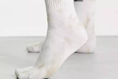 «Грязные» белые носки на сайте Asos вызвали недоумение у покупателей
