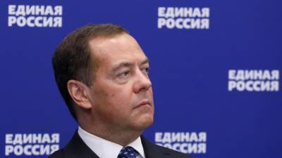 Би-би-си: Медведев хотел возглавить Думу, но ему не дал Кириенко