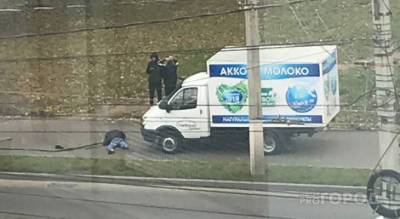 В Чебоксарах продуктовый грузовик задавил мужчину прямо на тротуаре