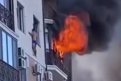 В Анапе спасавшийся от пожара мужчина вышел на карниз 4 этажа