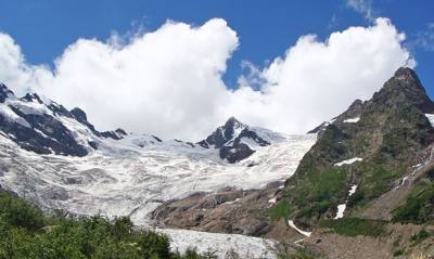 В горах Карачаево-Черкесии в результате схода ледника погибли две туристки
