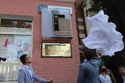 В Киеве атаковали памятник Гонгадзе, фото последствий: «Георгий кому-то не дает покоя»