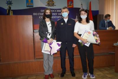 Правоохранители наградили спасительниц 9-летней девочки в Подмосковье