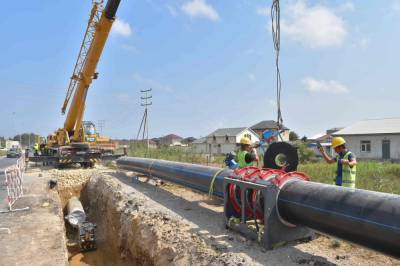 В бакинском поселке Пиршаги строится магистральный водопровод (ФОТО)