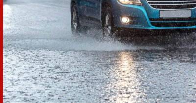 Как правильно ездить в дождь, напомнили автомобилистам