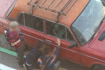 В Рязани дети пытались вскрыть машины на улице Большой