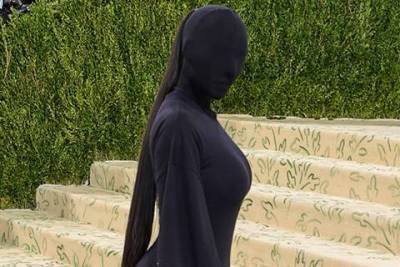 Почти двухметровый хвост и снова черная маска: разбираем образ Ким Кардашьян на Met Gala
