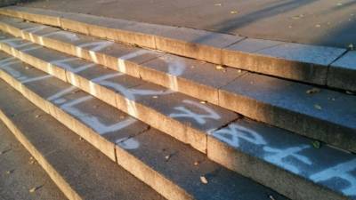 Вандализм: в Одессе изрисовали Ланжероновскую лестницу и остановку - odessa-life.od.ua - Украина - Одесса