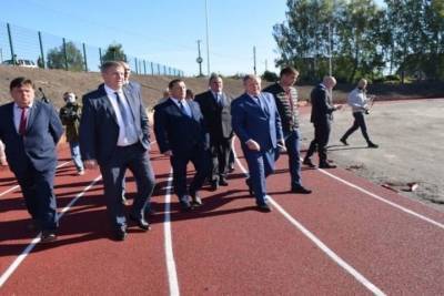 Брянский губернатор посетил строящийся стадион в Выгоничах