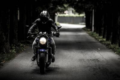 Мотоциклист без прав перевернулся на дороге в Рейдово и получил травмы