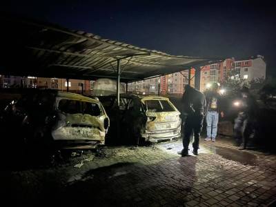 В Северодонецке внезапно загорелись автомобили возле многоэтажки