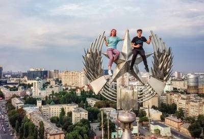 В Воронеже парень с девушкой оседлали звезду на сталинской высотке