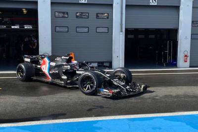 Даниил Квят отработал первый день на тестах Pirelli