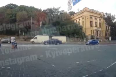 В центре Киева родители с коляской выбежали на дорогу: инцидент попал на видео