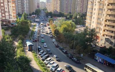 В Киеве на Позняках ввели плату в 70 грн за парковку на улице – журналист