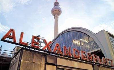 Пожарные спасли жизнь мужчине, который поджёг себя на берлинской площади Александерплац