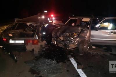 В лобовом столкновении отечественных легковушек в Татарстане погибли водители
