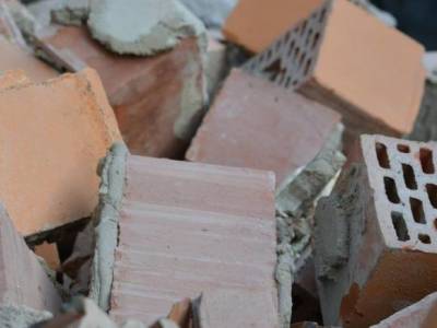 В Самаре обрушилась стена дома, построенного военными из «подручных материалов»