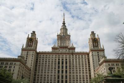 Двадцать руферов залезли на шпиль Главного здания МГУ
