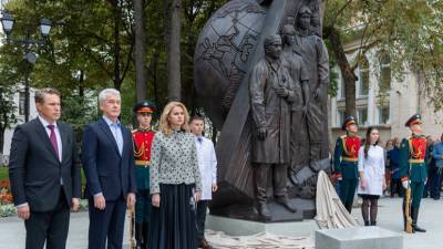 Собянин открыл памятник в честь сражавшихся с COVID-19 медиков