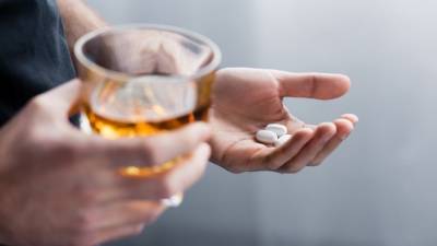Врач объяснила, когда употребление алкоголя вместе с лекарствами может привести к смерти