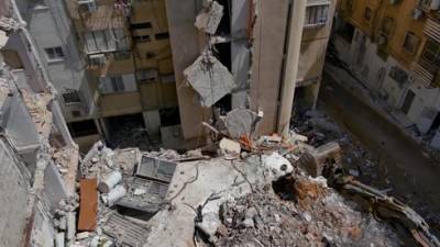 Жители разрушенного дома в Холоне опасаются мародерства: под развалинами вся наша жизнь