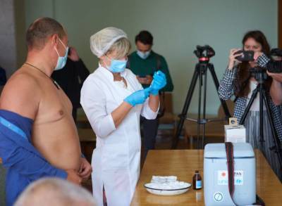 В Ивано-Франковске местных депутатов во время сессии вакцинировали от COVID-19