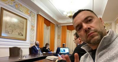 "Курорт для мальчиков": Аваков призвал ОП избавиться от Арестовича после слов про АТО (видео)