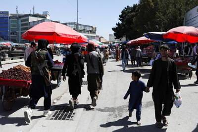 Афганцы превратили в блошиный рынок улицы Кабула из-за талибов