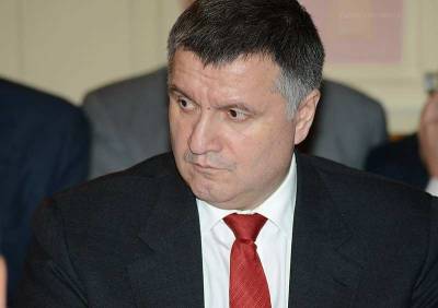 Арсен Аваков призвал «послать подальше» Арестовича, сравнившего зону АТО с «курортом для мальчиков»