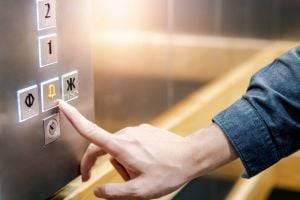 «Спаси и сохрани»: в Киеве в лифте вместо кнопки вызова повесили иконы. ФОТО