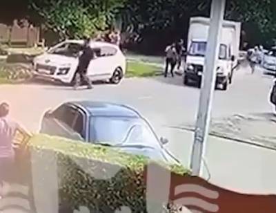 В Батайске мужчина разбил топором машину своего двоюродного брата во время драки