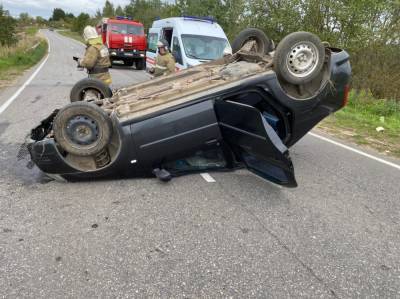 Пьяный водитель перевернул легковушку ан дороге в Тверской области, пострадали два человека