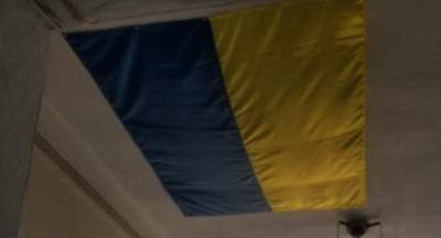 Дыру в потолке администрации закрыли флагом Украины: «так и живем»