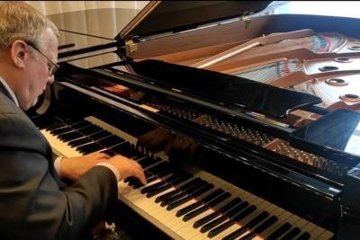 На избирательном участке в Тверской области импровизирует пианист