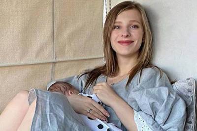 Лиза Арзамасова поздравила их с Ильей Авербухом сына с первым месяцем со дня его рождения: "Это какой-то восторг"