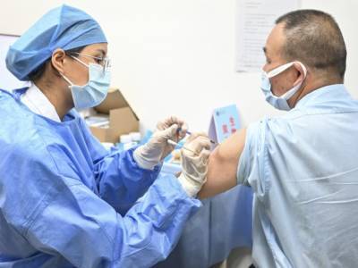 Чжун Наньшань - Китай сообщил, что вакцинацию от COVID-19 в стране прошли уже 1 млрд человек - unn.com.ua - Китай - Украина - Киев