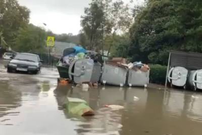 В Сочи ливень затопил улицу и разнес мусор из баков