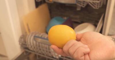 Работающий лайфхак для посудомоечной машины: просто положите внутрь кусочек лимона. Результат вас удивит