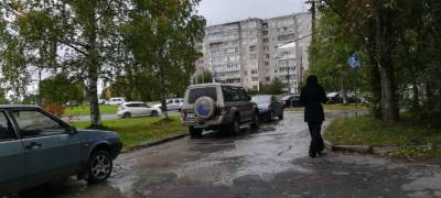 Потоки воды хлынули на улицу в Петрозаводске из-за аварии на сетях