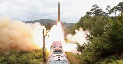 Дешево и сердито. В Северной Корее запустили ракету с платформы на поезде (видео)