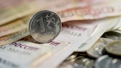 Экономист прокомментировал попадание рубля в топ-20 популярных валют