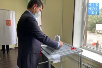 В Дагестане в голосовании принял участие первый зампред Правительства Батыр Эмеев