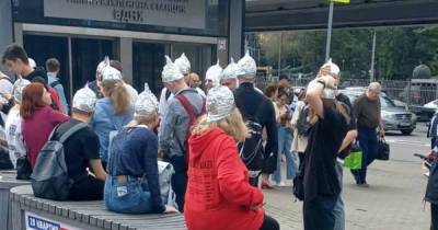 Россияне вышли на улицы Москвы в шапочках из фольги